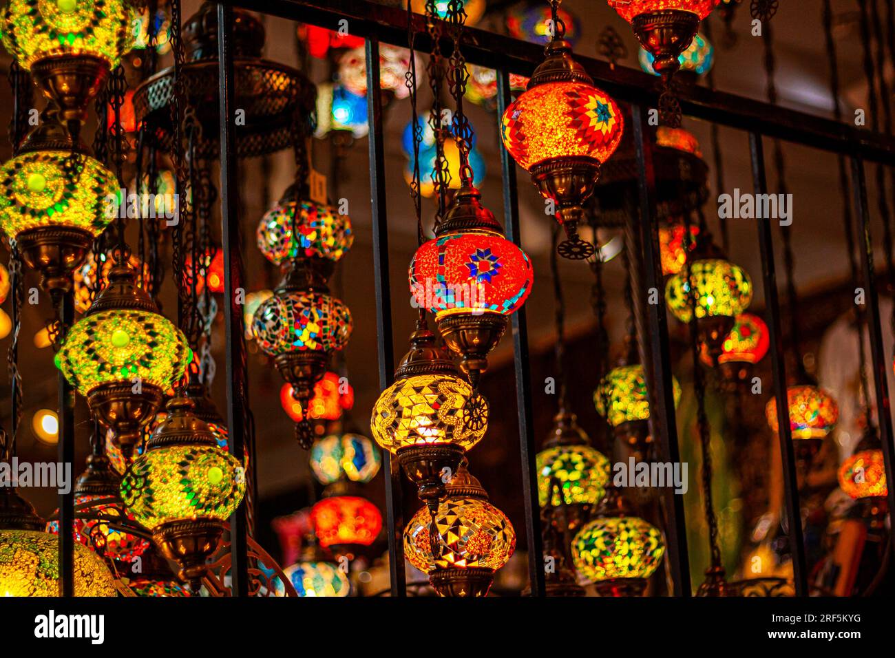 Lampade turche colorate in vendita Foto Stock