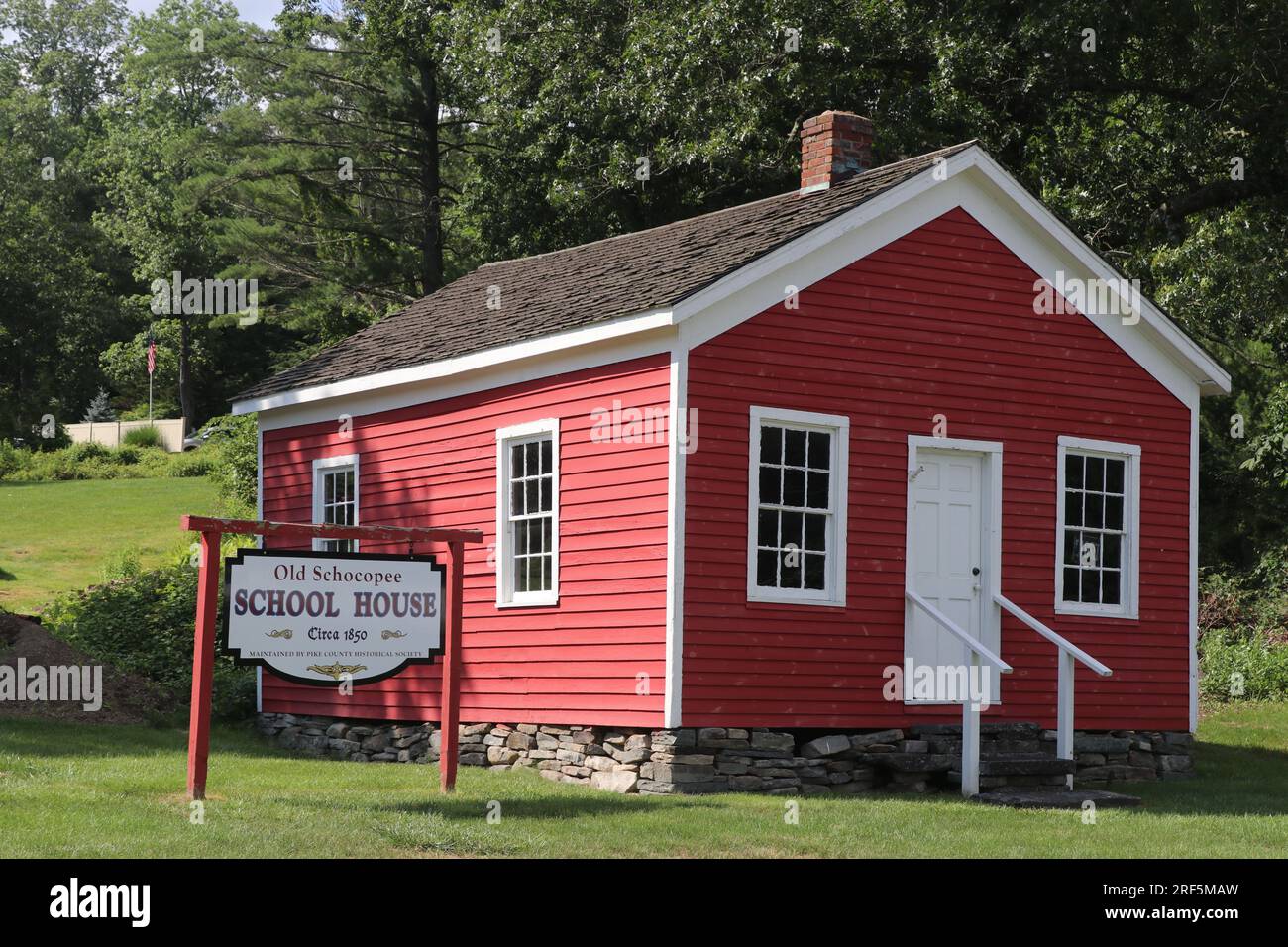 La Old Schocopee School House ha più di 150 anni e funge da risorsa eccellente per storici ed educatori. Foto Stock