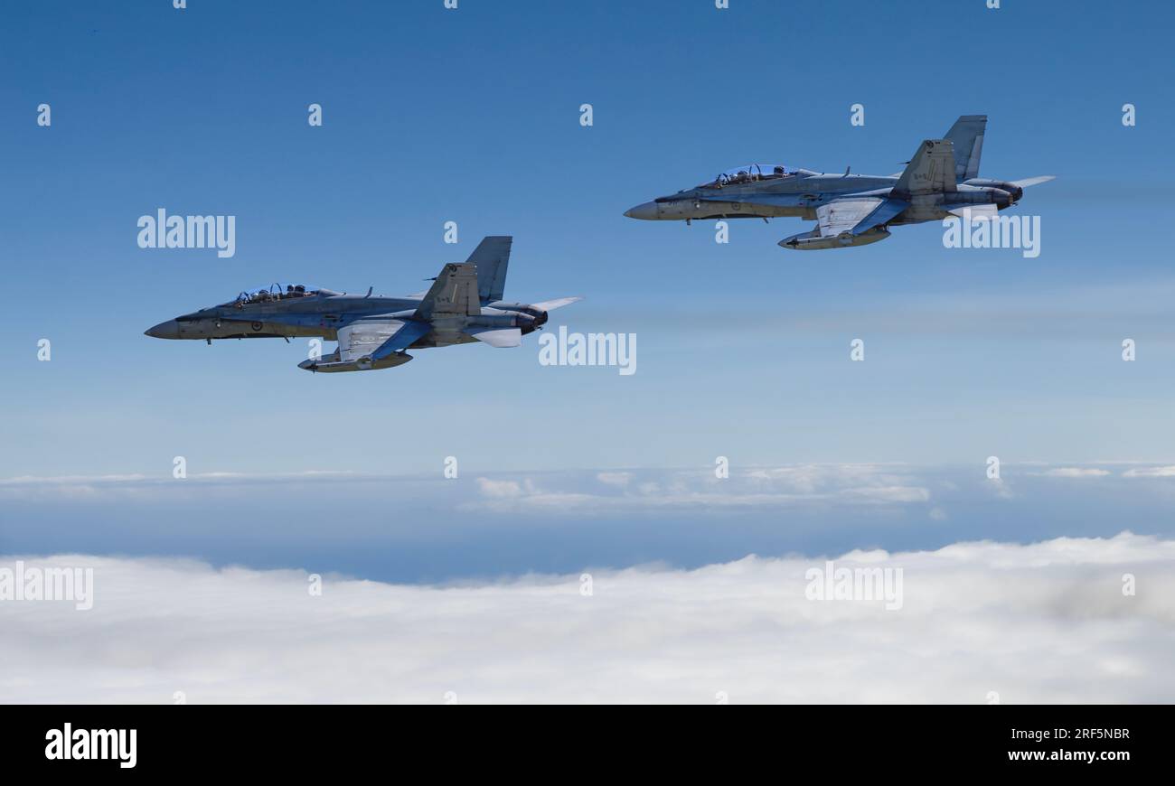 McDonnell Douglas CF-18 Hornets over western Canada Foto Stock