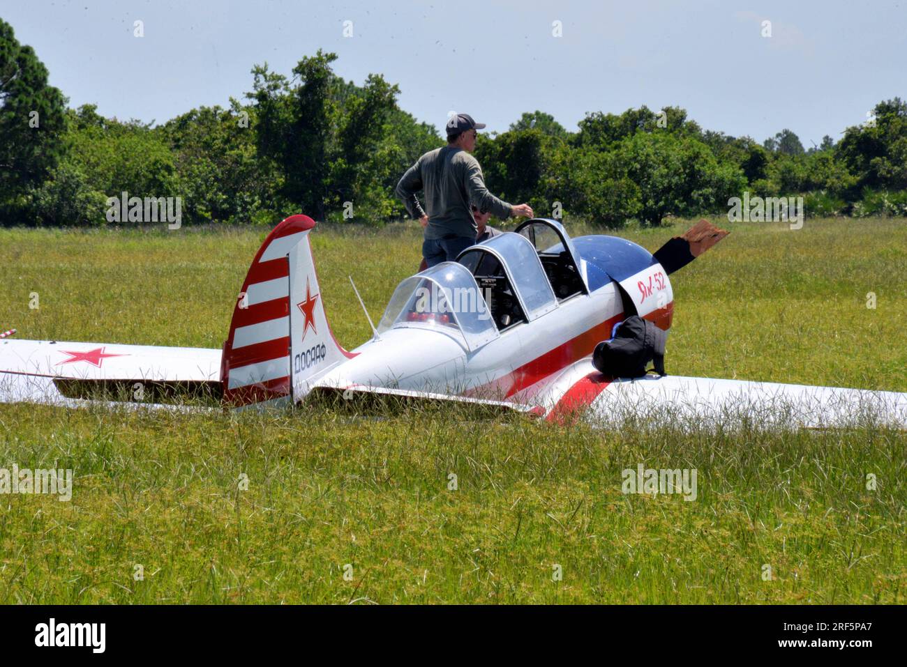Palm Bay. Brevard County, Florida, USA. Un monomotore rumeno Yak-52 piccolo aereo ha effettuato un atterraggio di emergenza controllato in un pascolo di mucca di Palm Bay dopo aver sperimentato un problema di carburante in volo vicino Nail Ranch Road. Nessuna ferita segnalata. La FAA sta indagando sull'incidente. Crediti: Julian Leek/Alamy Live News Foto Stock
