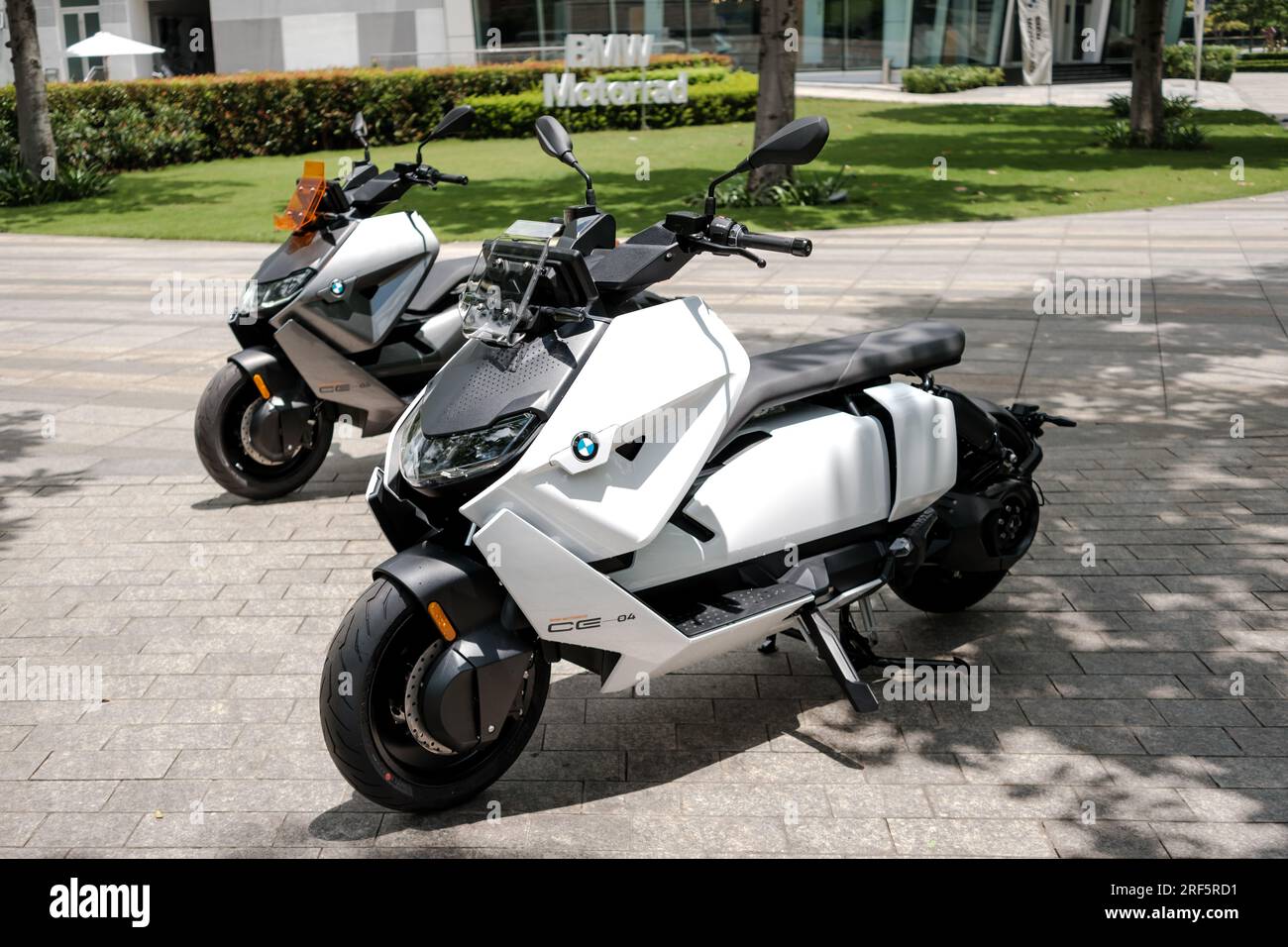 HCMC, VN - agosto 2023. Primo piano della BMW CE04 per uso editoriale Foto Stock