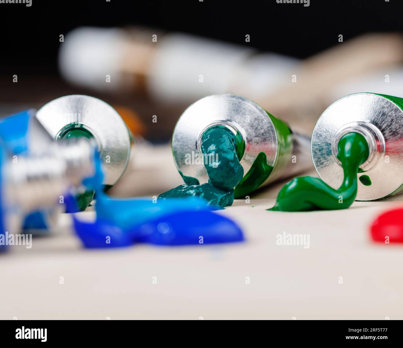 il processo creativo di disegno utilizzando pitture ad olio, tubi di vernice ad olio per dipingere quadri, pitture ad olio per disegni creativi Foto Stock