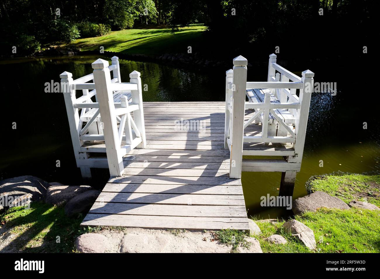 dipinto di vernice bianca, parte di un piccolo gazebo per rilassarsi nel parco, una struttura in legno di vernice bianca si staglia sullo sfondo del pla Foto Stock