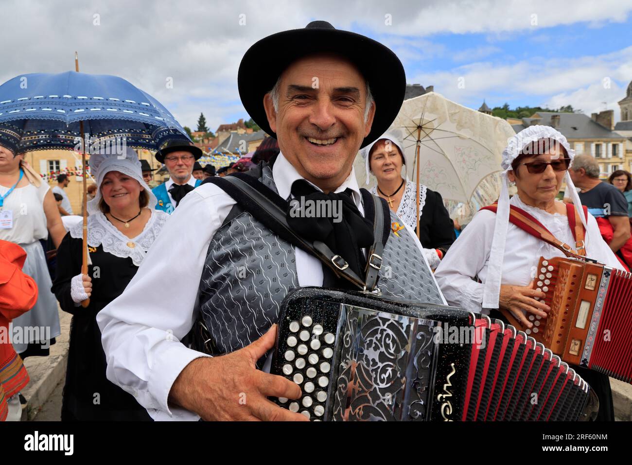 Groupe folklorique du Périgord qui joue de la musique et qui danse Foto Stock