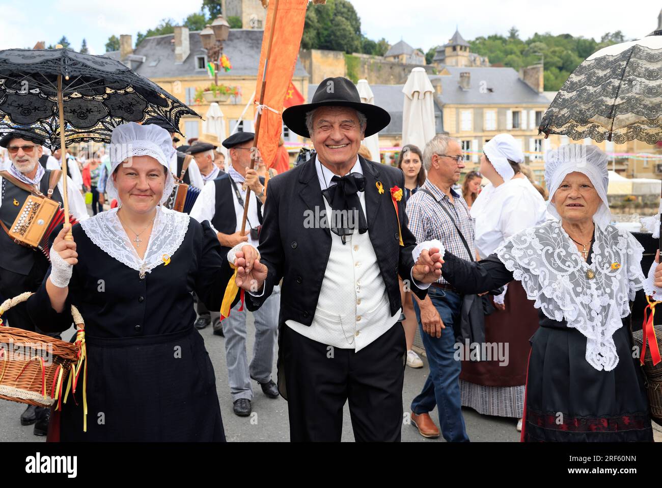 Groupe folklorique du Périgord qui joue de la musique et qui danse Foto Stock