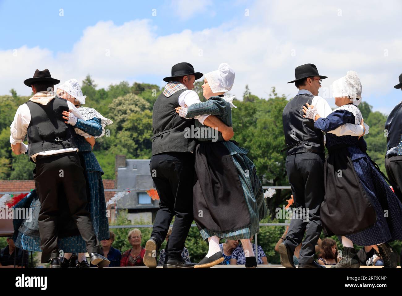 Groupe folklorique du Périgord qui joue de la musique et qui danse Foto Stock