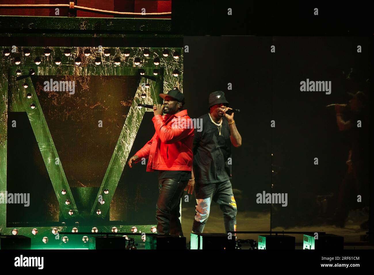 Toronto, Canada. 31 luglio 2023. Profumi a 50 centesimi sul palco indossando una giacca di pelle rossa, pantaloni di pelle nera e un berretto da baseball nero credito: Bobby Singh/Alamy Live News Foto Stock