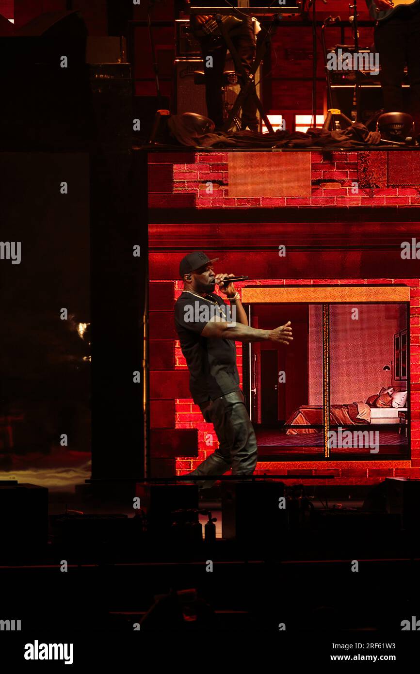 Toronto, Canada. 31 luglio 2023. 50 Cent Perfom sul palco con indosso una t-shirt nera, pantaloni in pelle nera e un berretto da baseball nero credito: Bobby Singh/Alamy Live News Foto Stock