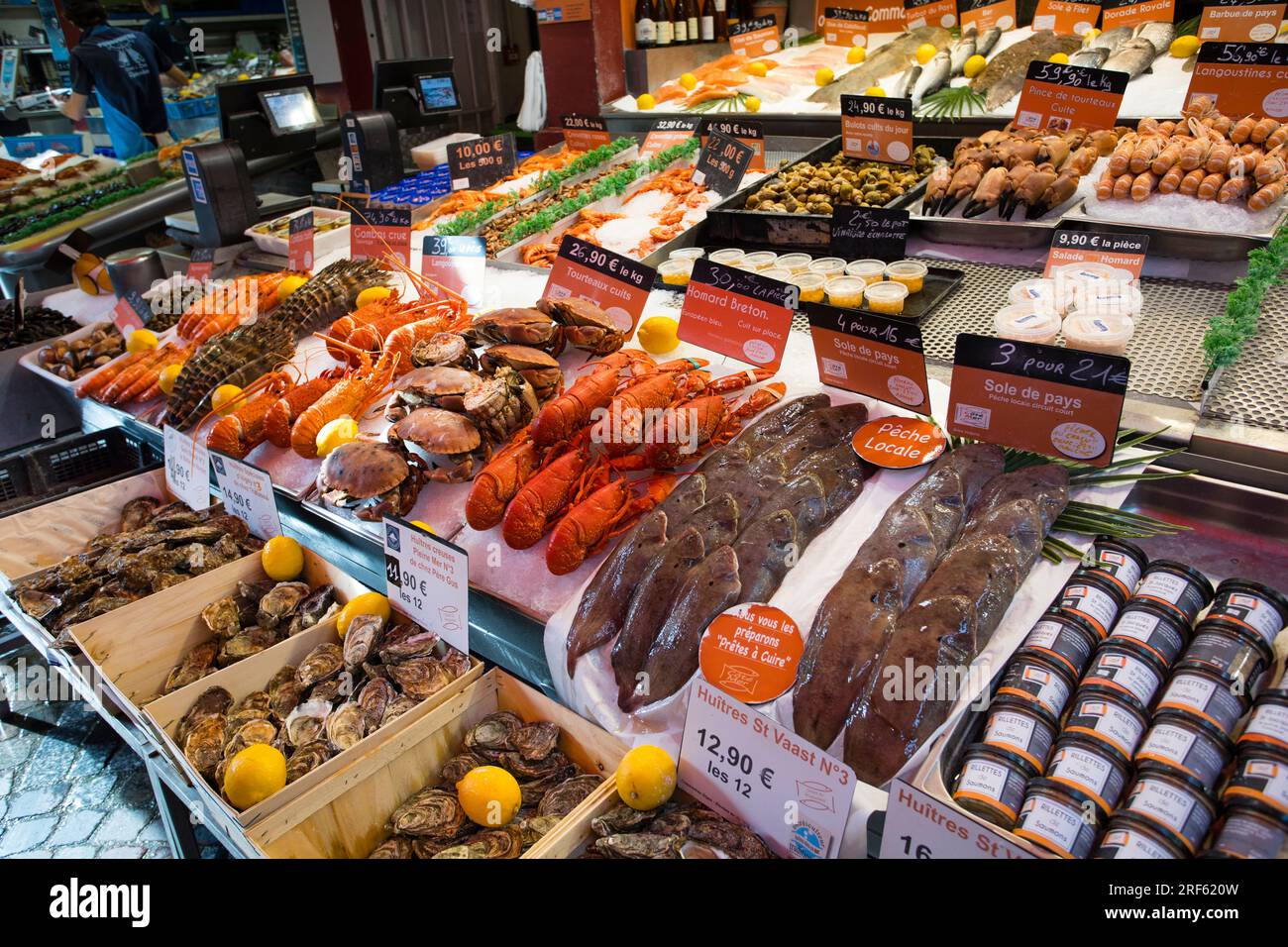 Crostacei, ostriche e pesce fresco a Trouville-sur-Mer Marché aux Poissons, mercato del pesce, Département Calvados, Normandia, Francia Foto Stock