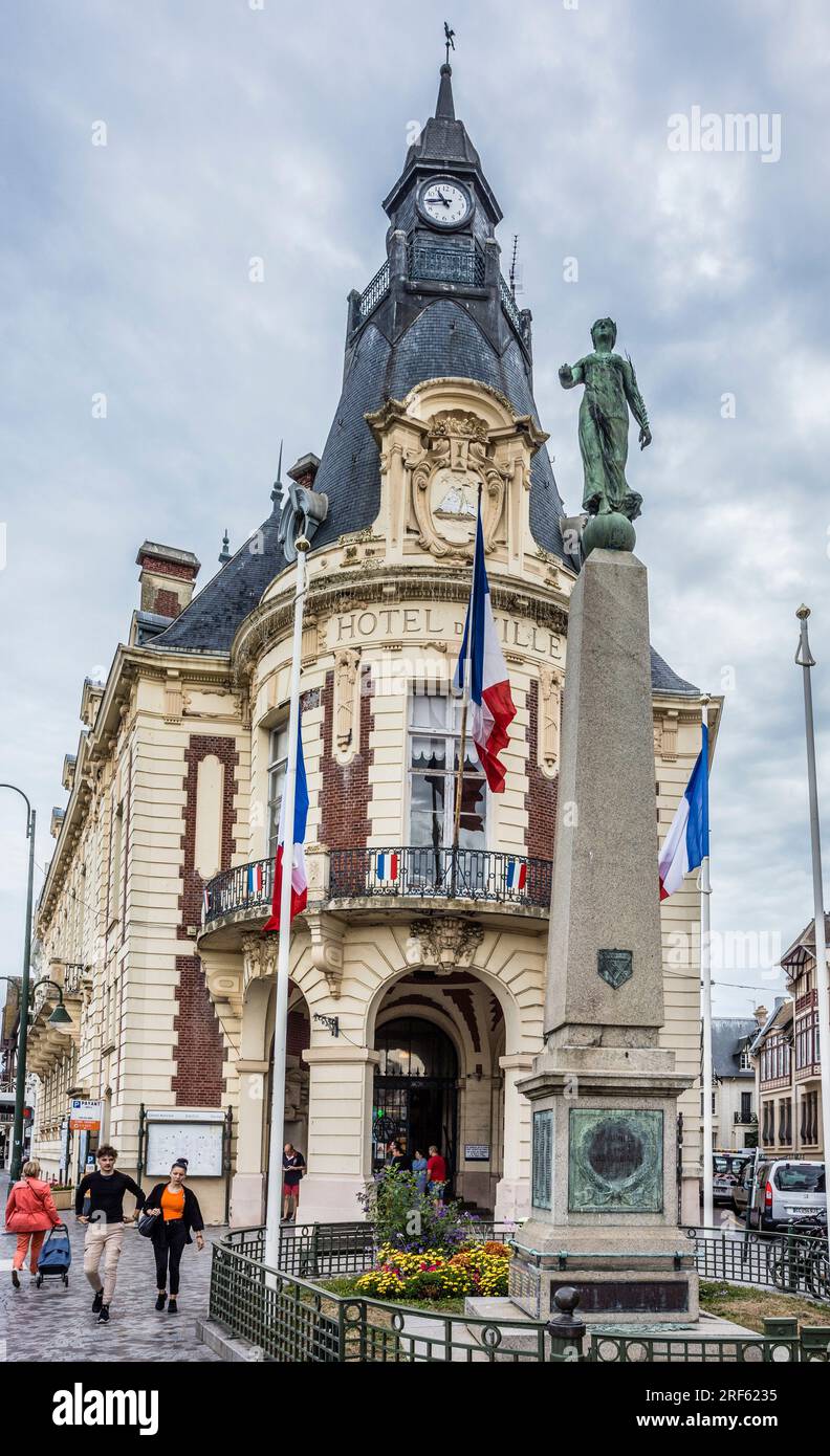 Municipio di Trouville-sur-Mer con il momorial della prima Guerra Mondiale, Trouville-sur-me, Département Calvados, Normandia, Francia Foto Stock