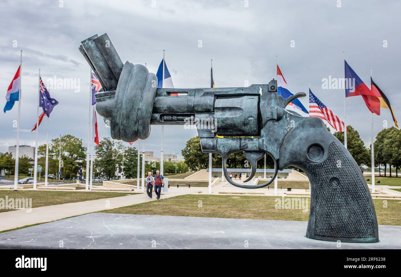 Scultura non-violenza di Carl Fredrik Reuterswärd, una pistola annodata Colt Python .357 Magnum. Al Mémorial de Caen, un museo e memoriale di guerra a Caen, Foto Stock