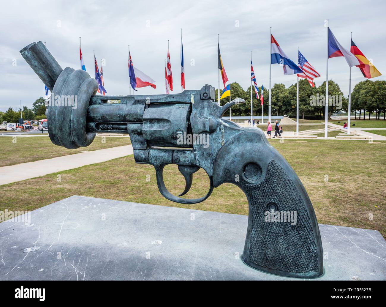 Scultura non-violenza di Carl Fredrik Reuterswärd, una pistola annodata Colt Python .357 Magnum. Al Mémorial de Caen, un museo e memoriale di guerra a Caen, Foto Stock