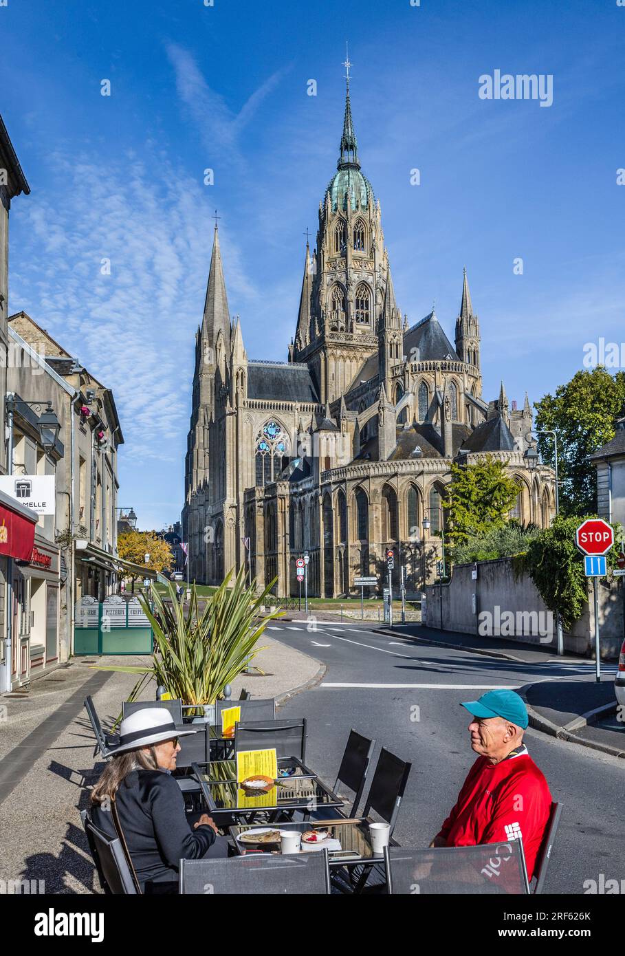 Colazione presso la cattedrale di Bayeux, Bayeux nel dipartimento di Calvados in Normandia, nel nord-ovest della Francia Foto Stock