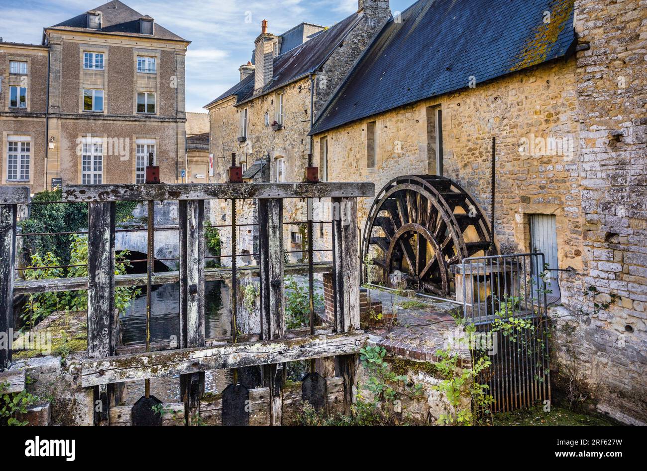 Old Bayeux Mill presso il fiume Aure, Bayeux nel dipartimento di Calvados in Normandia, nel nord-ovest della Francia Foto Stock
