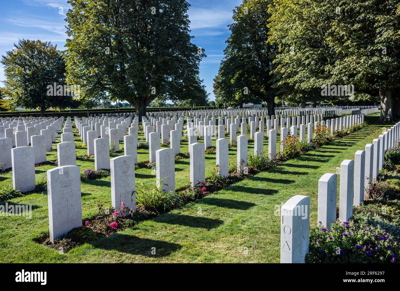 Bayeux War Cemetery, il più grande cimitero della seconda guerra mondiale di soldati del Commonwealth in Francia, ci sono 4.648 tombe, di cui 3.935 inglesi Foto Stock