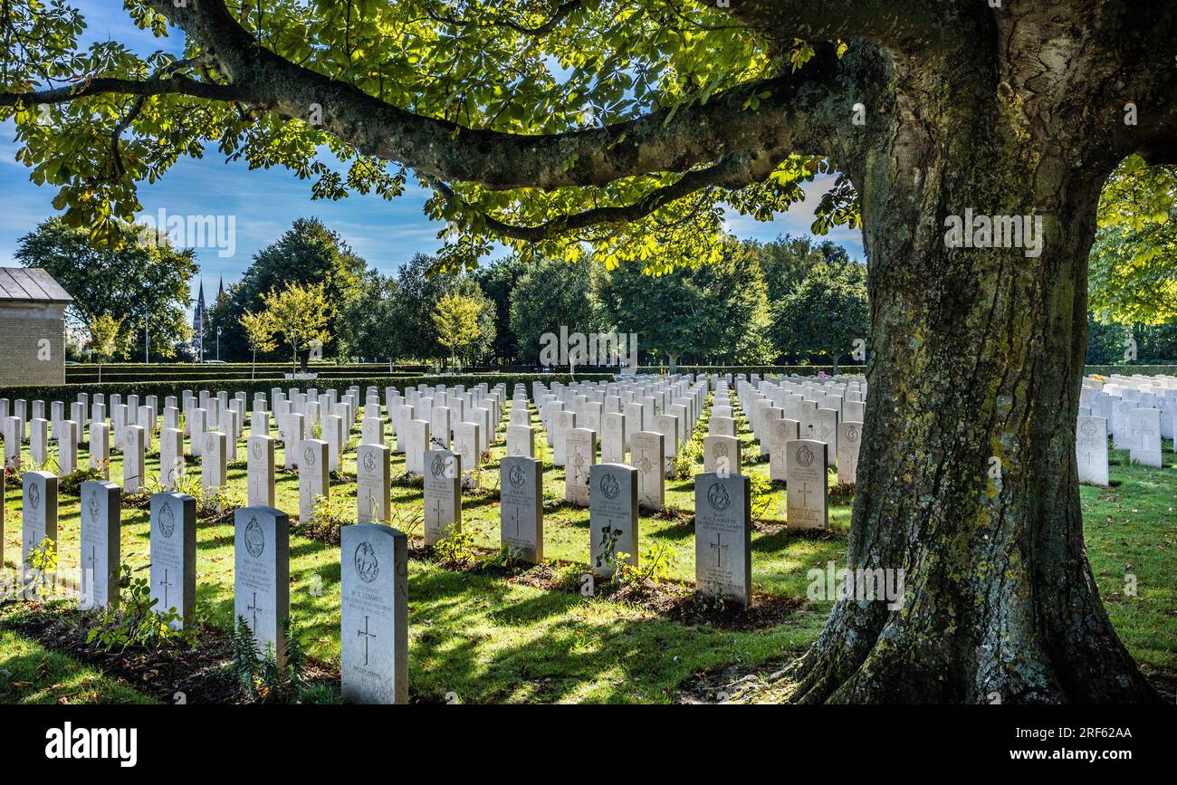 Bayeux War Cemetery, il più grande cimitero della seconda guerra mondiale di soldati del Commonwealth in Francia, ci sono 4.648 tombe, di cui 3.935 inglesi Foto Stock