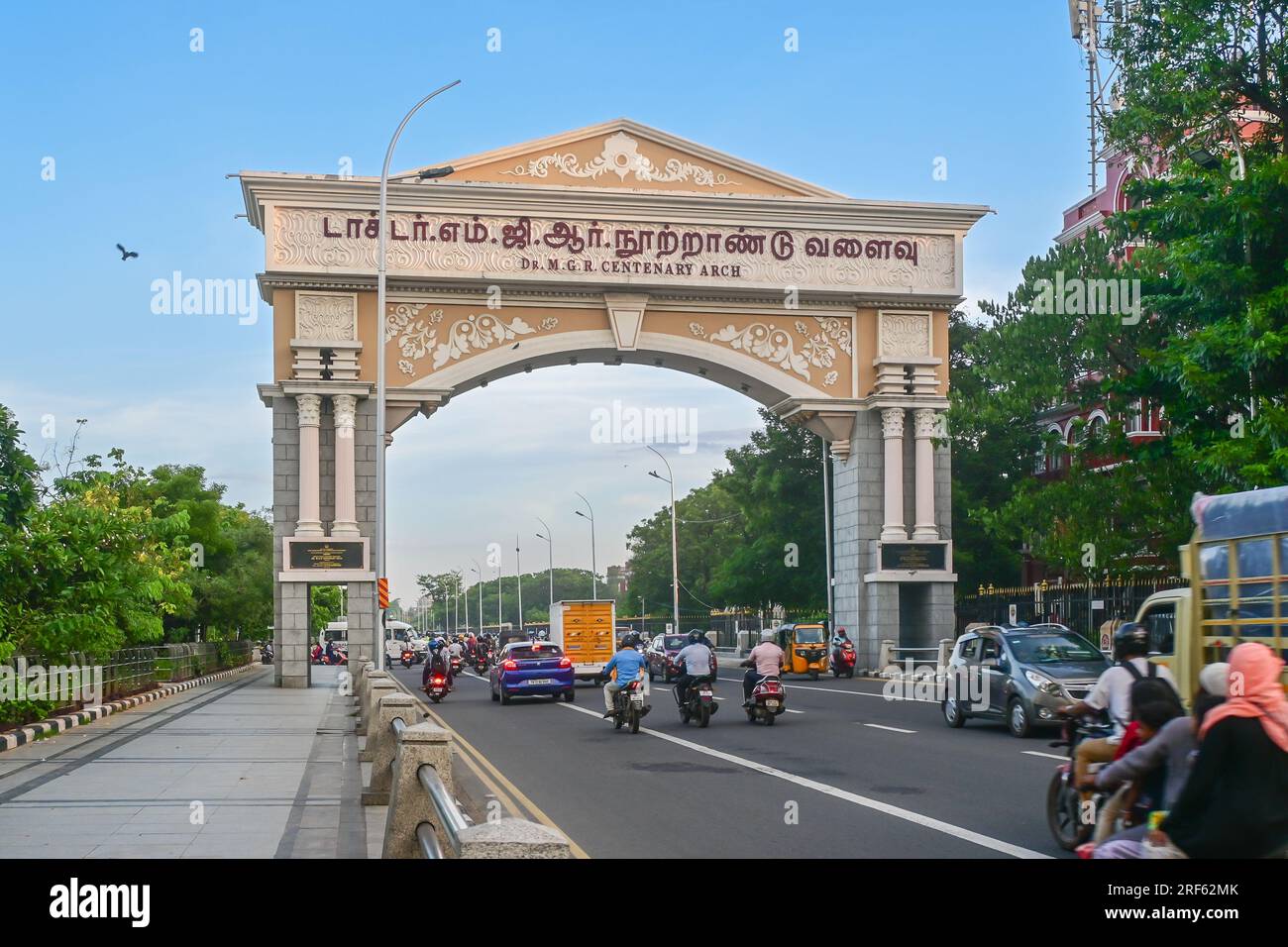 Chennai, India - 14 luglio 2023: DR MGR Centenary Arch lungo Marina Beach, Chennai, Tamil Nadu, India. Foto Stock