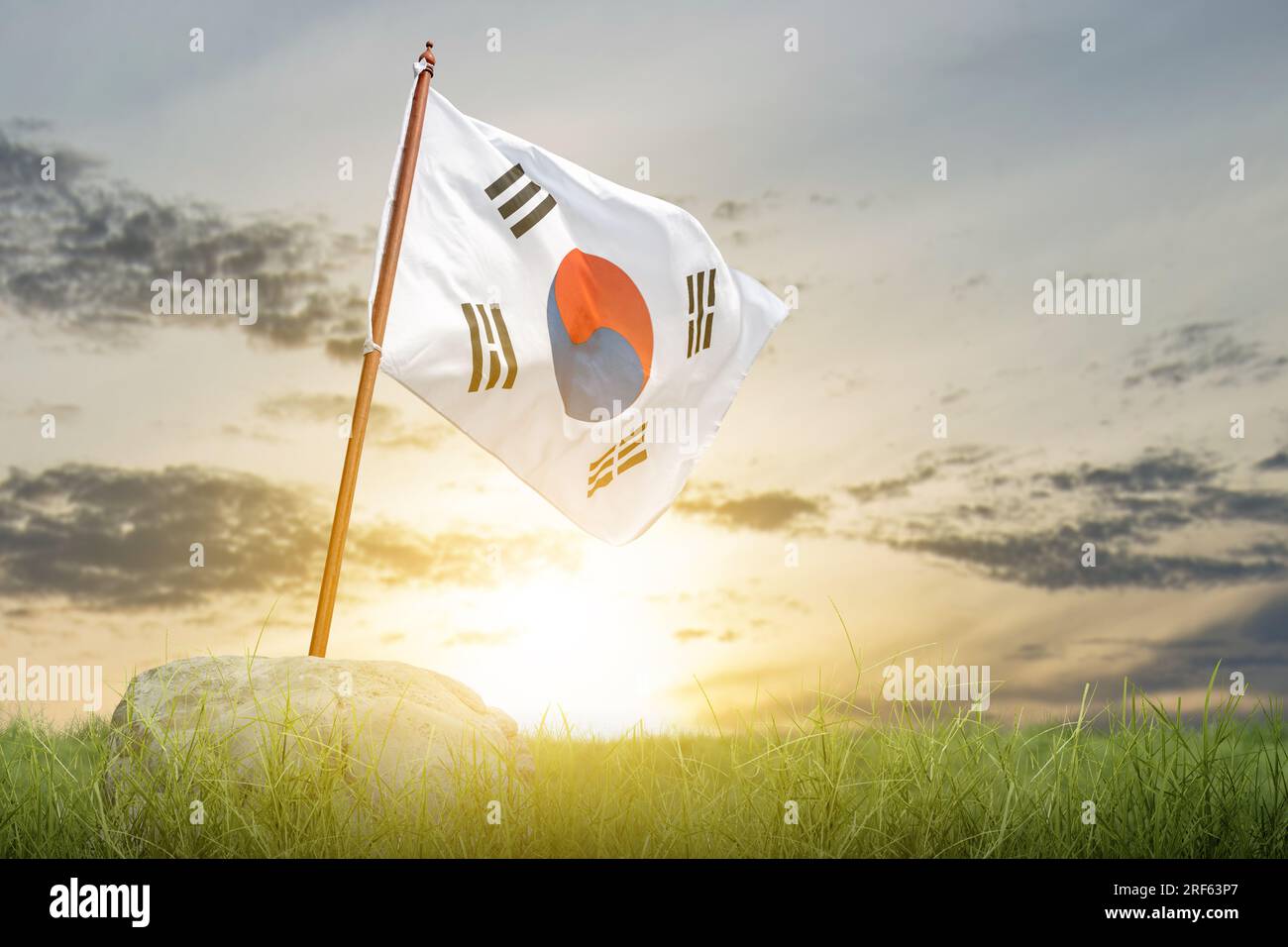 Bandiera coreana che sventola nel cielo. Concetto della giornata nazionale di liberazione della Corea Foto Stock