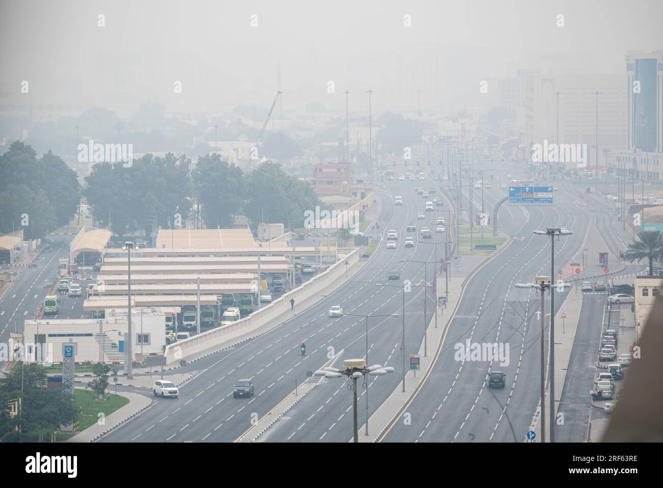 Clima caldo e umido di Doha in estate. Strade e traffico di Doha Foto Stock