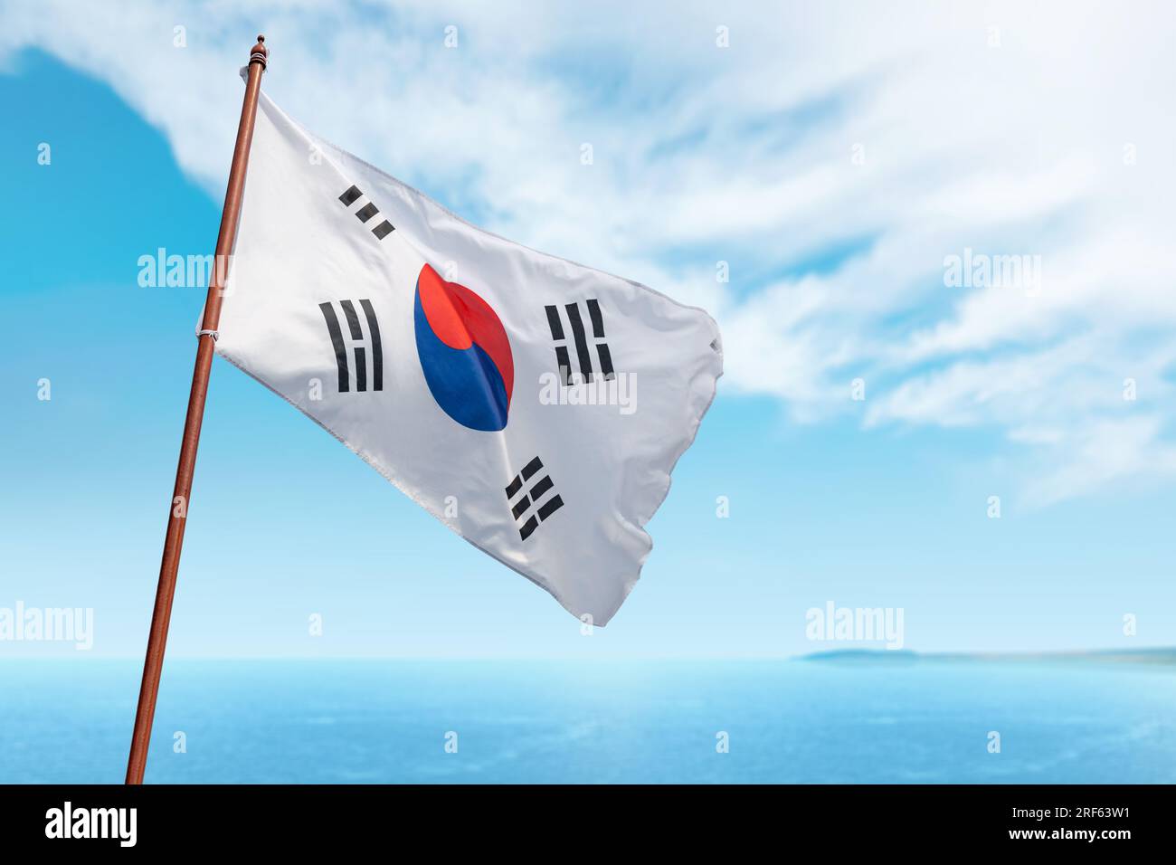 Bandiera coreana che sventola nel cielo. Concetto della giornata nazionale di liberazione della Corea Foto Stock