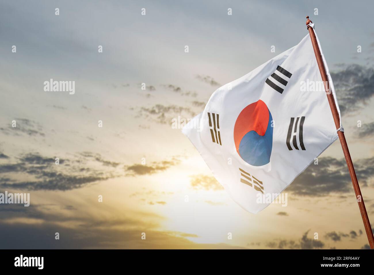 Bandiera coreana che sventola nel cielo. Concetto della giornata nazionale di liberazione della Corea Foto Stock