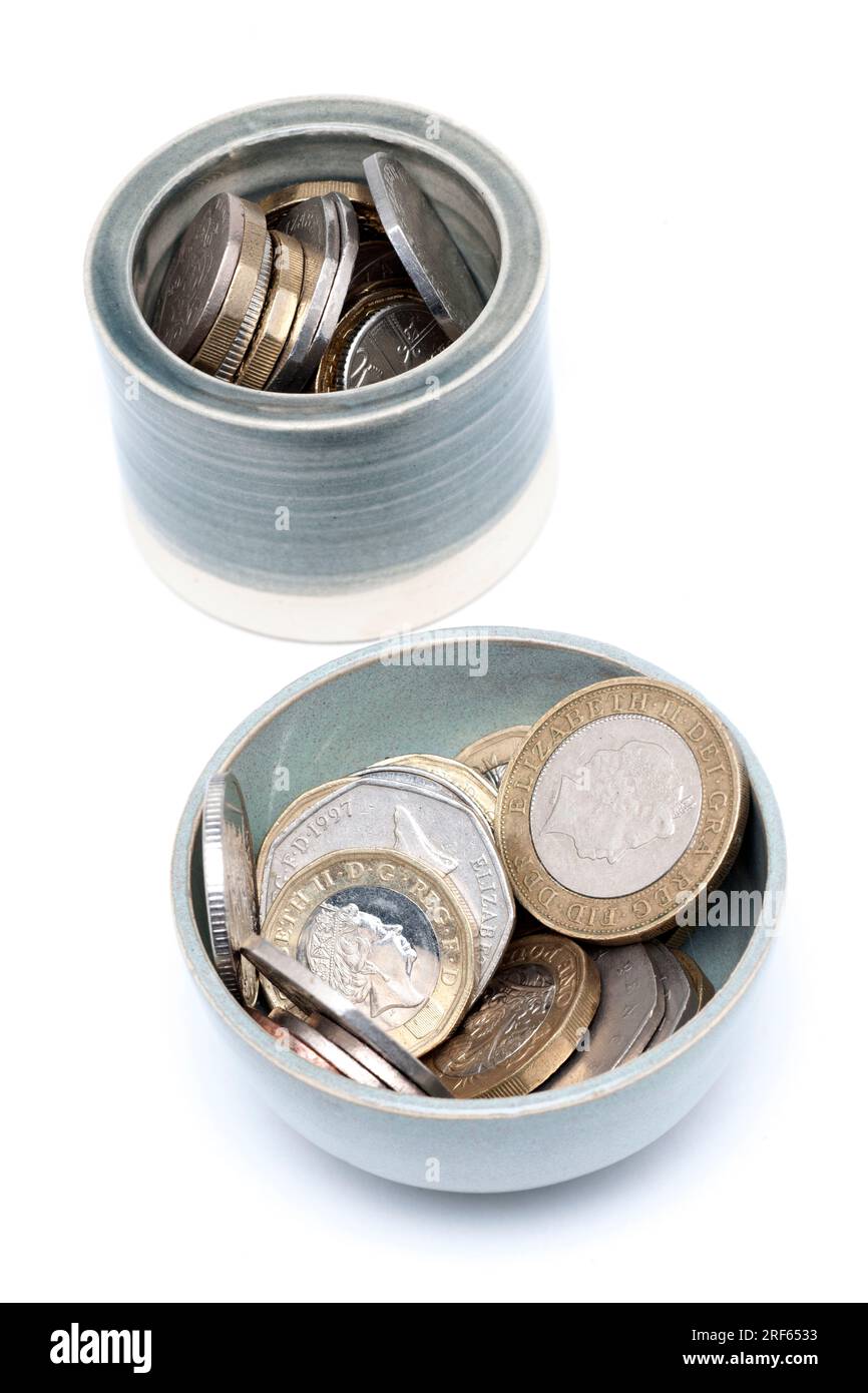 Due vaschette di piccole dimensioni con cambio allentato nel Regno Unito da mettere da parte per i soldi del parchimetro Foto Stock