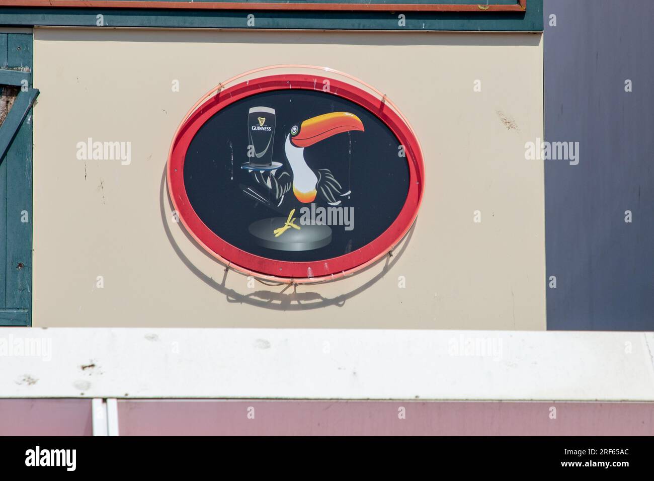 Bordeaux , Francia - 07 28 2023 : marchio di segni pelicani della birra guinness e logo testuale sulla facciata del muro ristorante pub bar Foto Stock