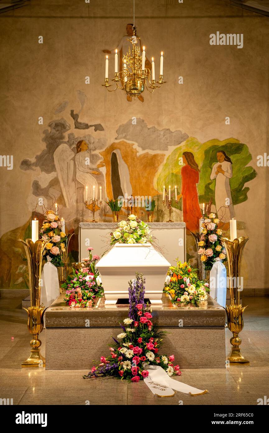 Funerale, una bara bianca in una cappella Foto Stock