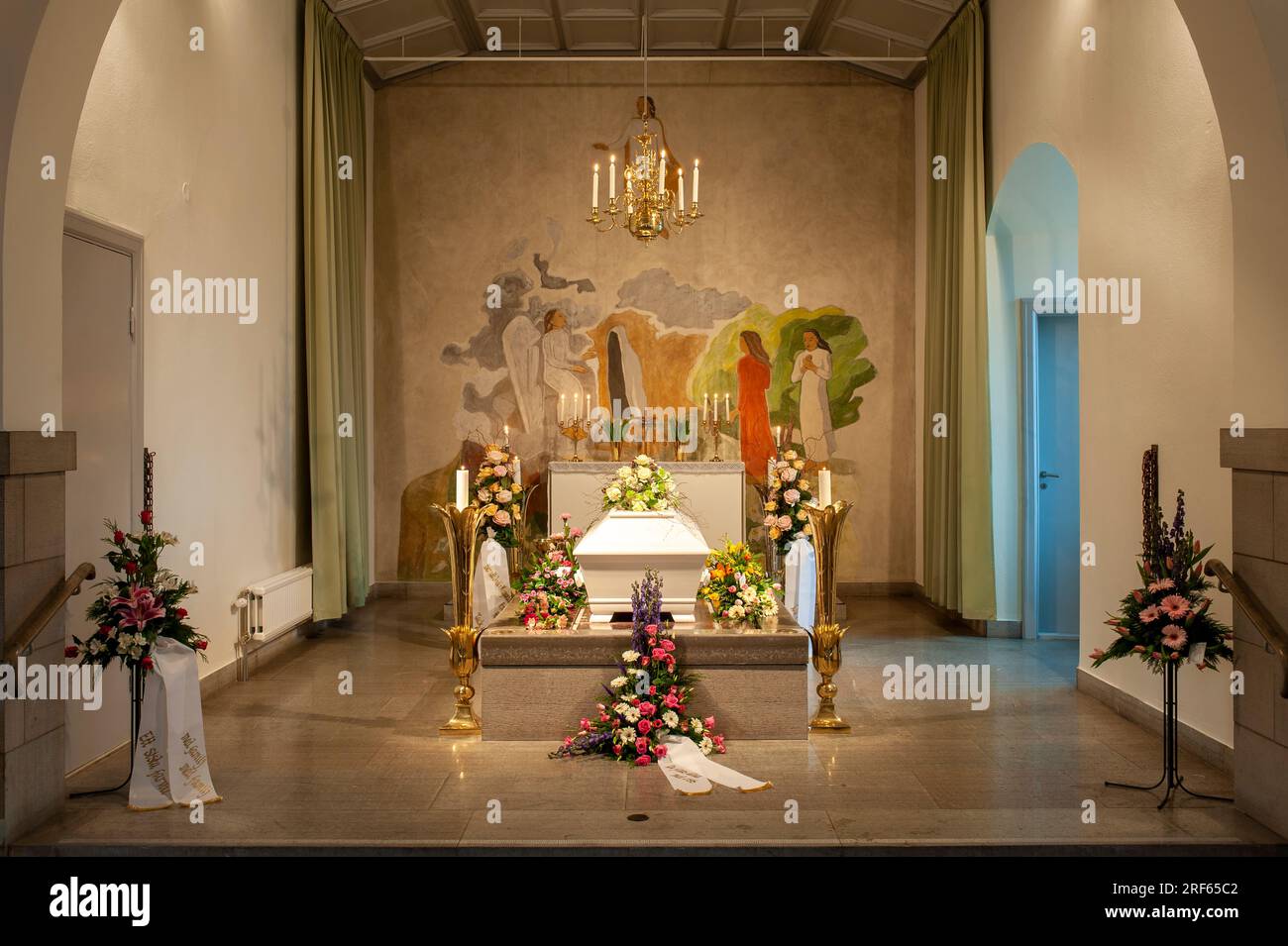 Funerale, una bara bianca in una cappella Foto Stock