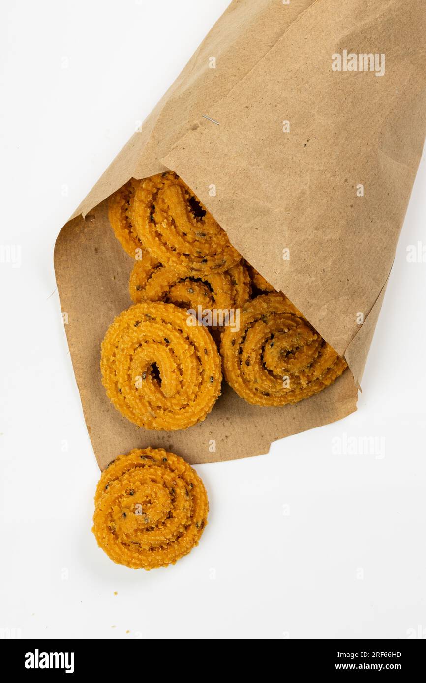 MURUKKU, spuntino speciale del Kerala preparato con farina di riso, immagine isolata disposta su sfondo bianco. Foto Stock