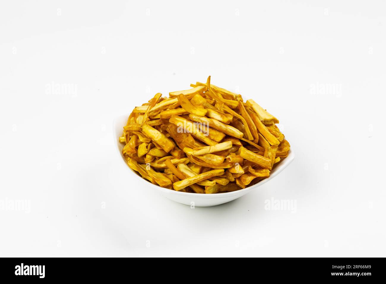 PATATINE FRITTE DI JACKFRUIT, spuntino speciale del Kerala preparato con jackfruit crudo, immagini isolate, sfondo bianco. Foto Stock