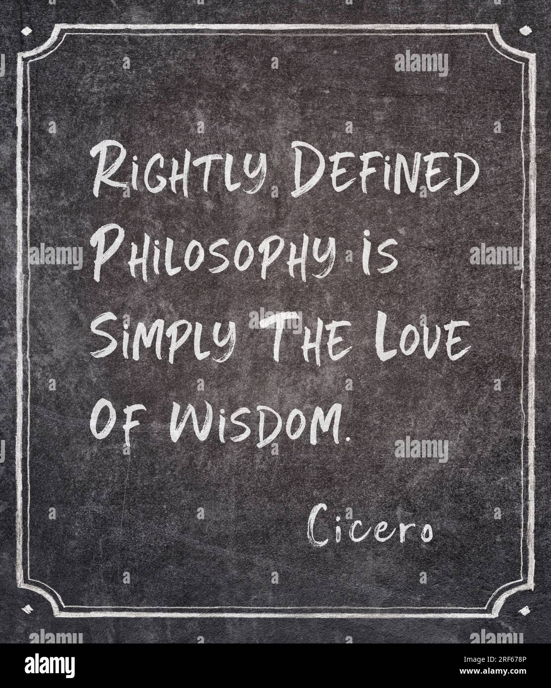 La filosofia giustamente definita è semplicemente l'amore per la saggezza - antico filosofo romano Cicerone citazione scritta su una lavagna incorniciata Foto Stock