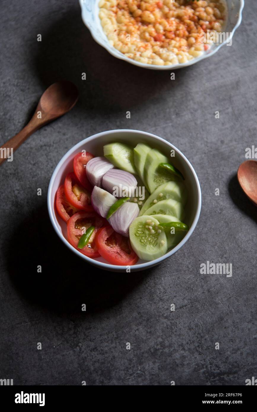 Vista dall'alto dell'insalata verde sana in una ciotola. Foto Stock
