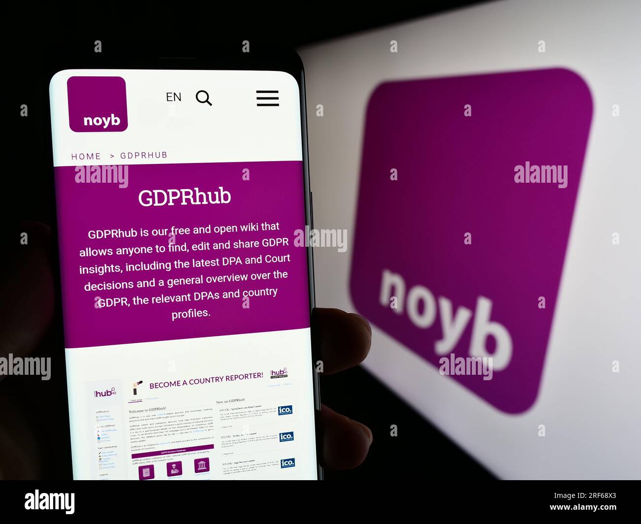 Persona che possiede un telefono cellulare con pagina Web di NOYB – European Center for Digital Rights sullo schermo con logo. Concentrarsi sul centro del display del telefono. Foto Stock