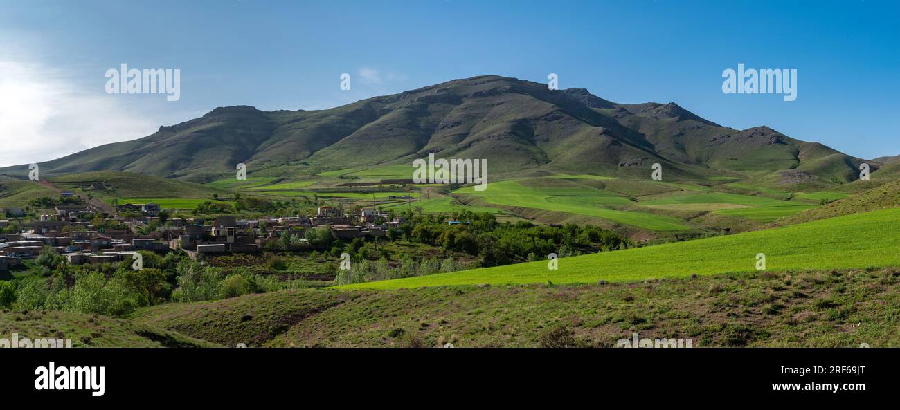 Un villaggio sul fianco della montagna in Iran che è verde Foto Stock