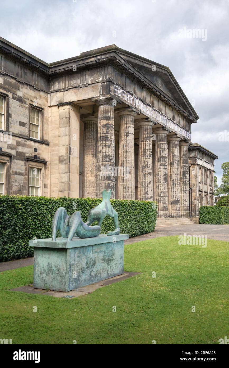 Edimburgo, Scozia, Regno Unito - Galleria d'arte Modern One di William Burn, portico d'ingresso, con opere di Henry Moore e Martin Creed Foto Stock
