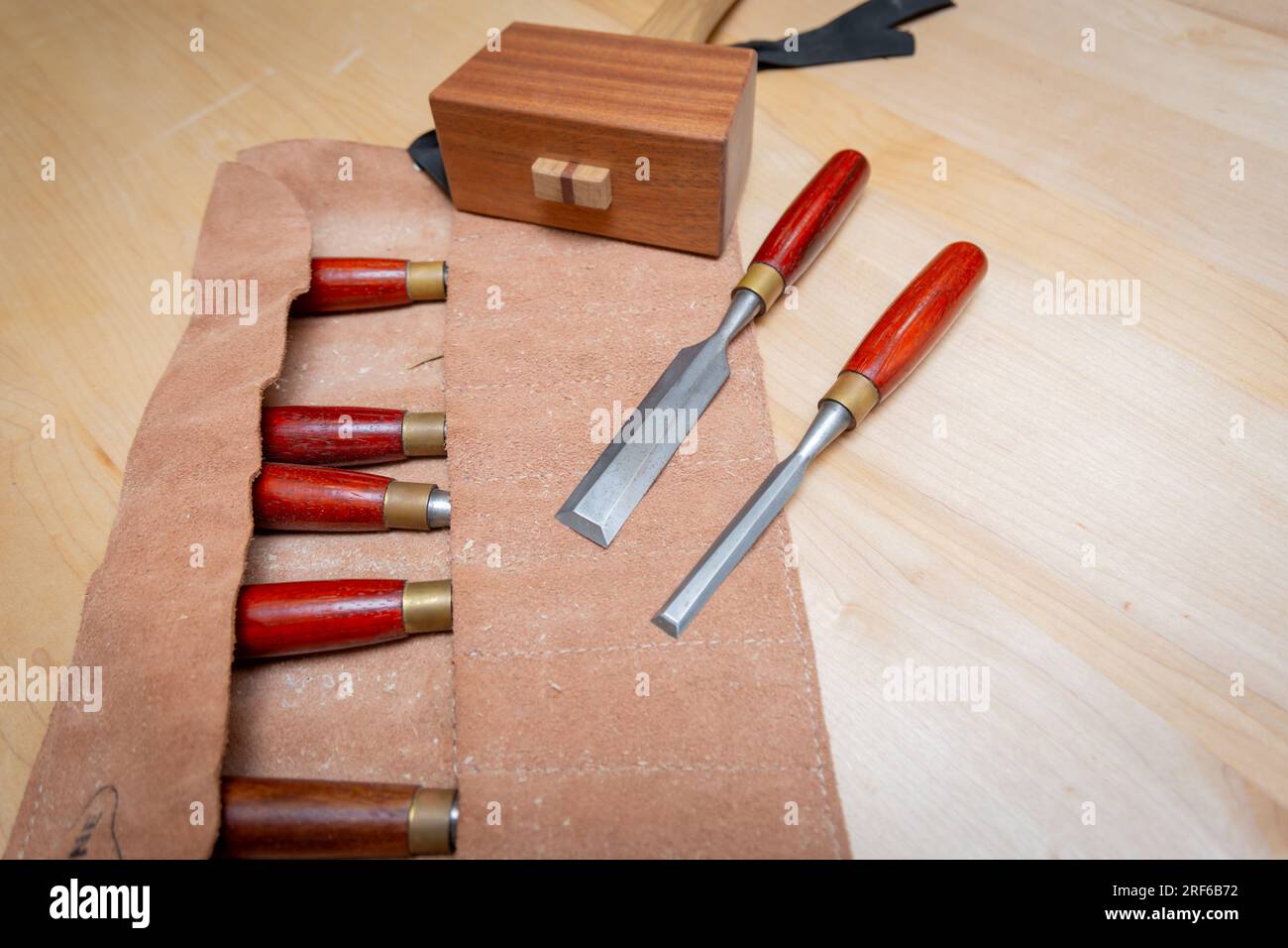 Set di scalpelli e mazzuolo su un banco da lavoro pulito Foto Stock