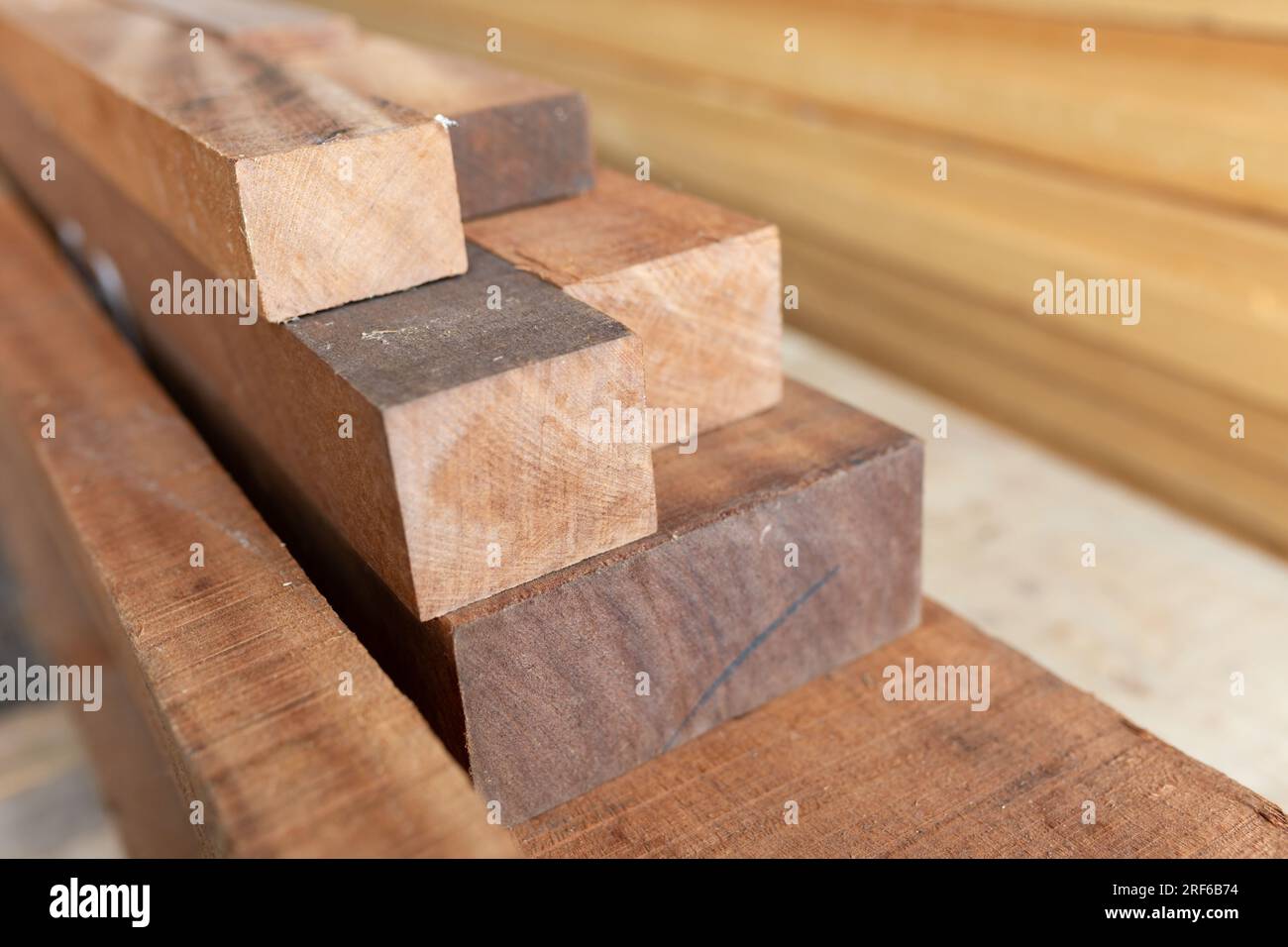 Legno o legname in magazzino che mostra la venatura Foto Stock