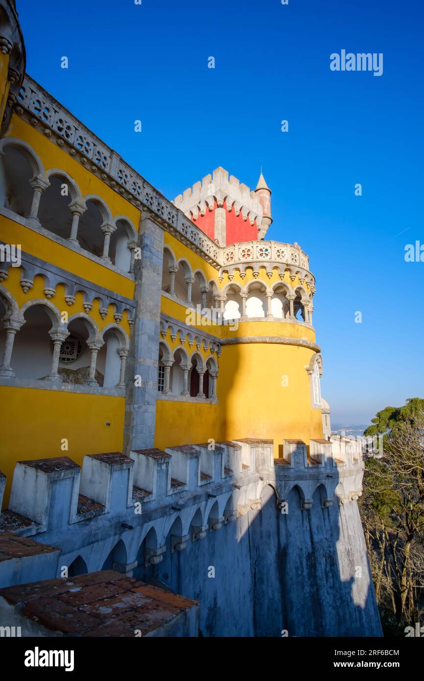 Sintra, Portogallo - 5 gennaio 2020: Il palazzo pena nel comune di Sintra in Portogallo in bianco e nero Foto Stock