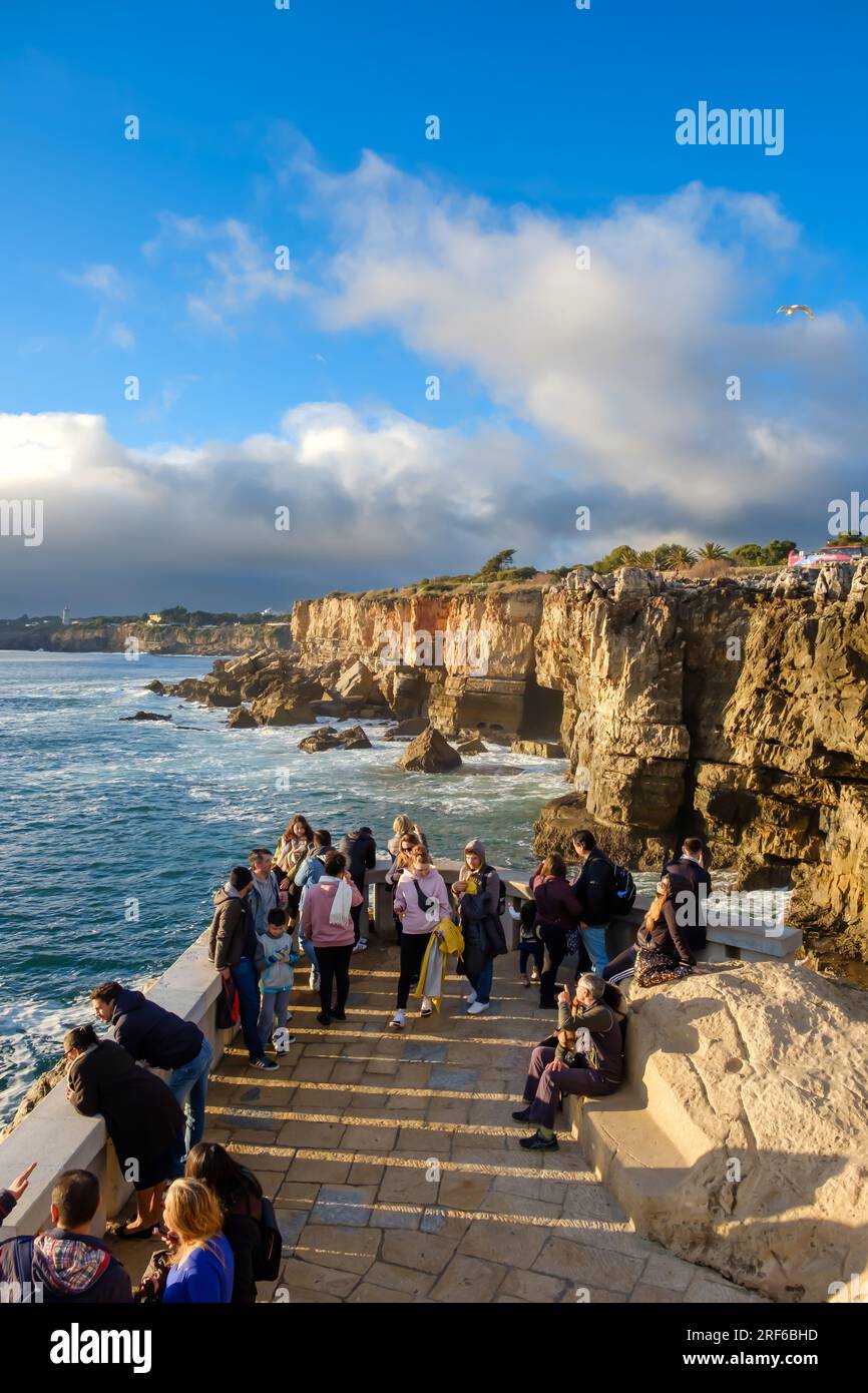 Cascais, Portogallo - 8 gennaio 2020: Vista panoramica della Boca de Inferno, dove i turisti si godono le onde che si infrangono sulle rocce di Cascais Portug Foto Stock