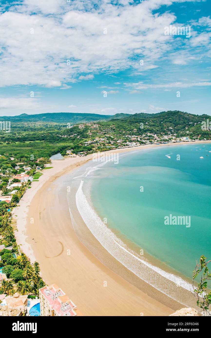 Splendida vista sulla spiaggia di San Juan del Sur nelle giornate di sole. Vista panoramica della baia di San Juan del Sur, Nicaragua Foto Stock