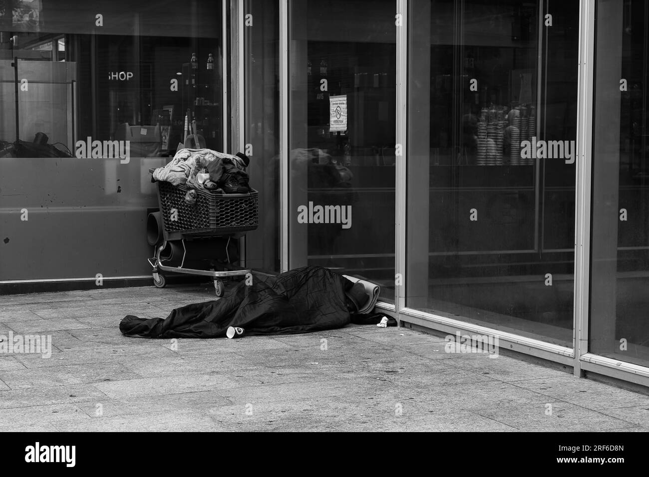 Persona alla stazione centrale, Colonia, Renania settentrionale-Vestfalia, Germania, senza tetto Foto Stock