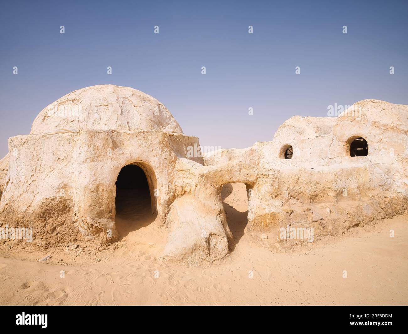 Ambientato nel deserto di Star Wars, con edifici in stile adobe ai margini del deserto del Sahara in Tunisia. Foto Stock