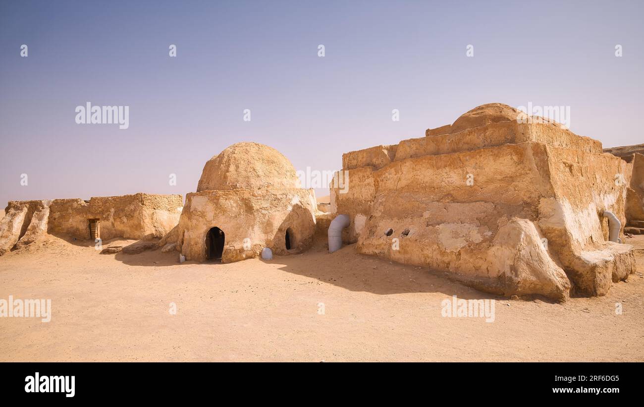 Ambientato nel deserto di Star Wars, con edifici in stile adobe ai margini del deserto del Sahara in Tunisia. Foto Stock