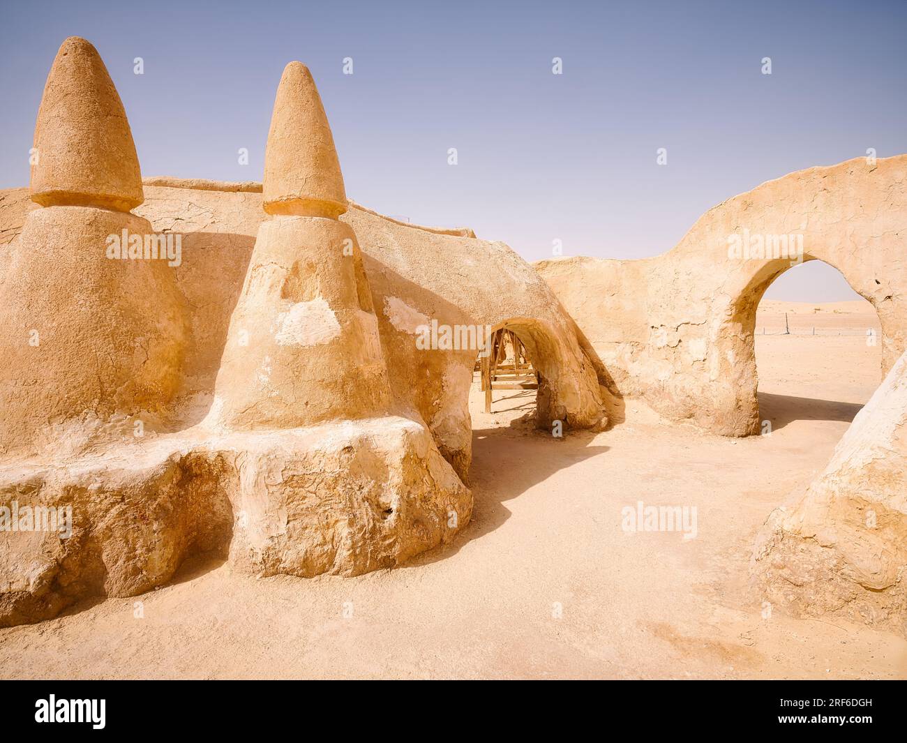 Set di film desertico preservato di Star Wars con cupole e archi in stile adobe ai margini del deserto del Sahara in Tunisia. Foto Stock