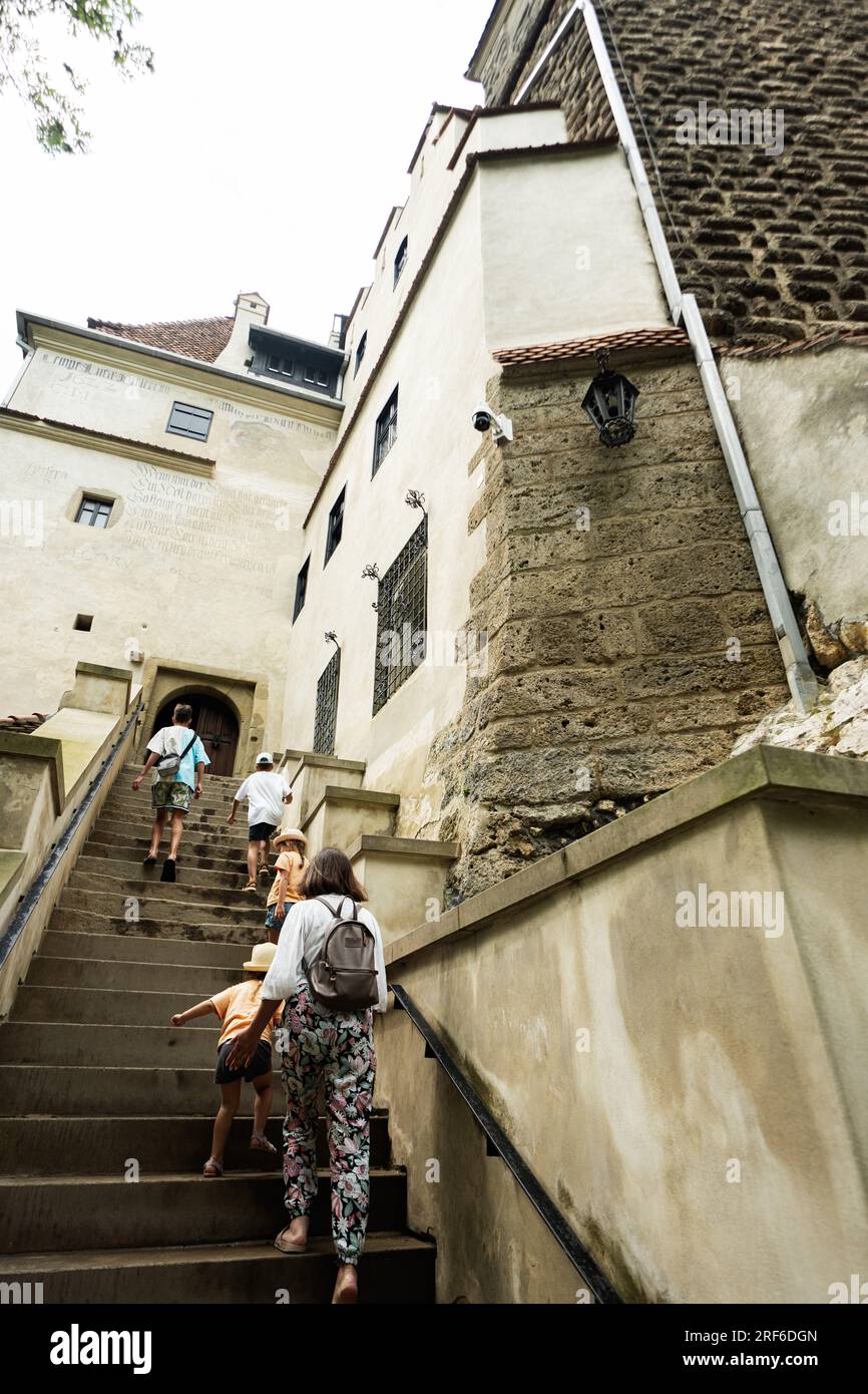 I turisti salgono le scale del Castello di Bran. Foto Stock