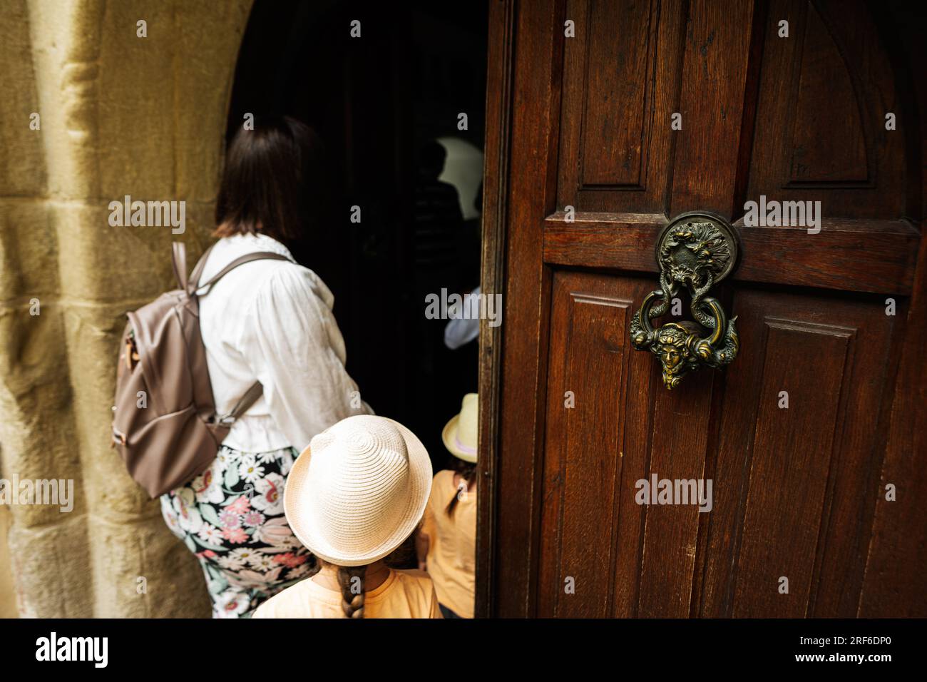 I turisti entrano a bussare alla porta del vecchio castello di Bran. Foto Stock