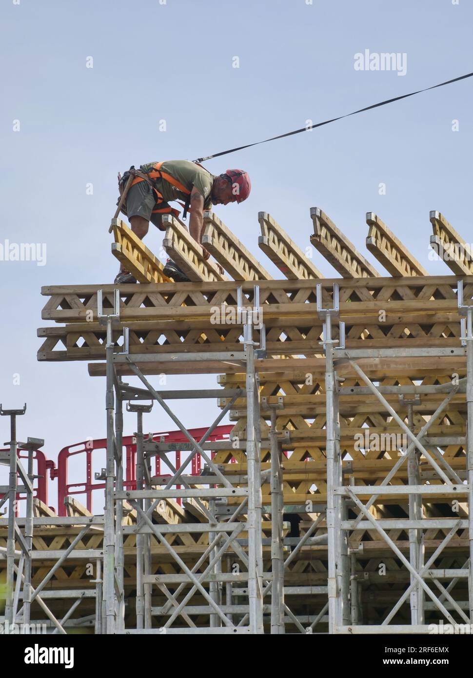 I lavoratori lavorano in cantiere per la nuova città del futuro sport di Milano, Lombardia, Italia Foto Stock