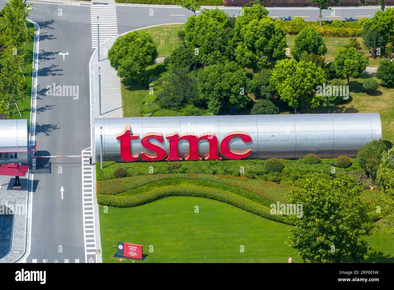 NANJING, CINA - 1 AGOSTO 2023 - la foto aerea mostra la fabbrica della Taiwan Semiconductor Manufacturing Company (TSMC) a Nanjing, provincia di Jiangsu, Australia Foto Stock