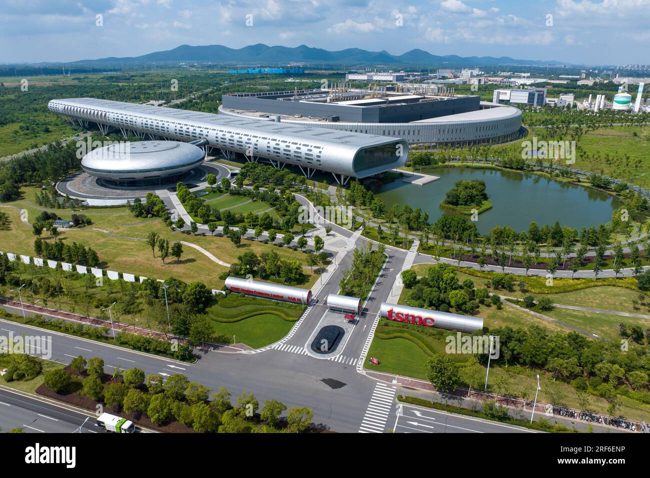 NANJING, CINA - 1 AGOSTO 2023 - la foto aerea mostra la fabbrica della Taiwan Semiconductor Manufacturing Company (TSMC) a Nanjing, provincia di Jiangsu, Australia Foto Stock